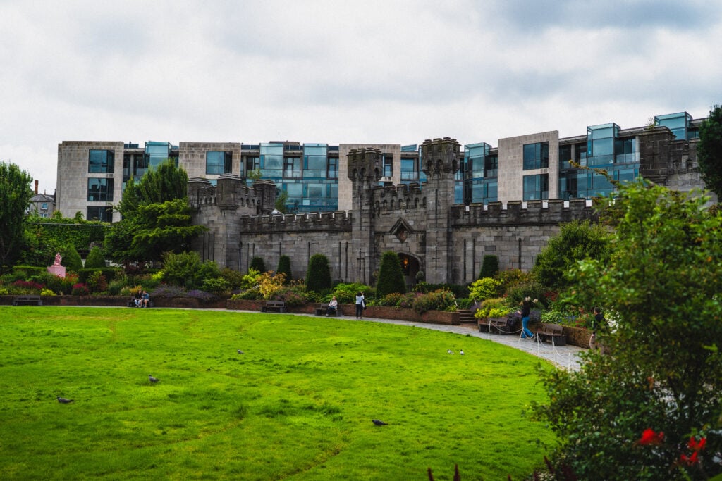 garden next to chester beatty museum