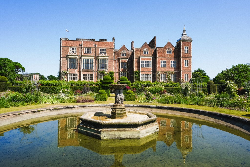 hatfield house and fountain