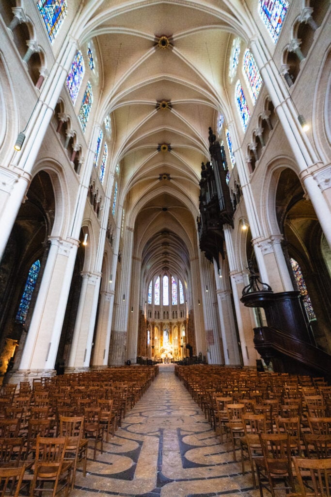 chartres cathedral interior